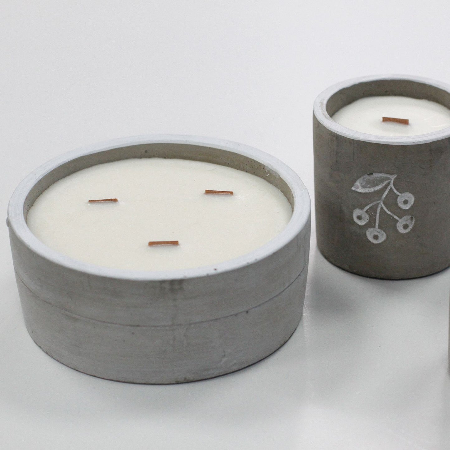 Round Wooden Wick, Crushed Vanilla & Orange Candle